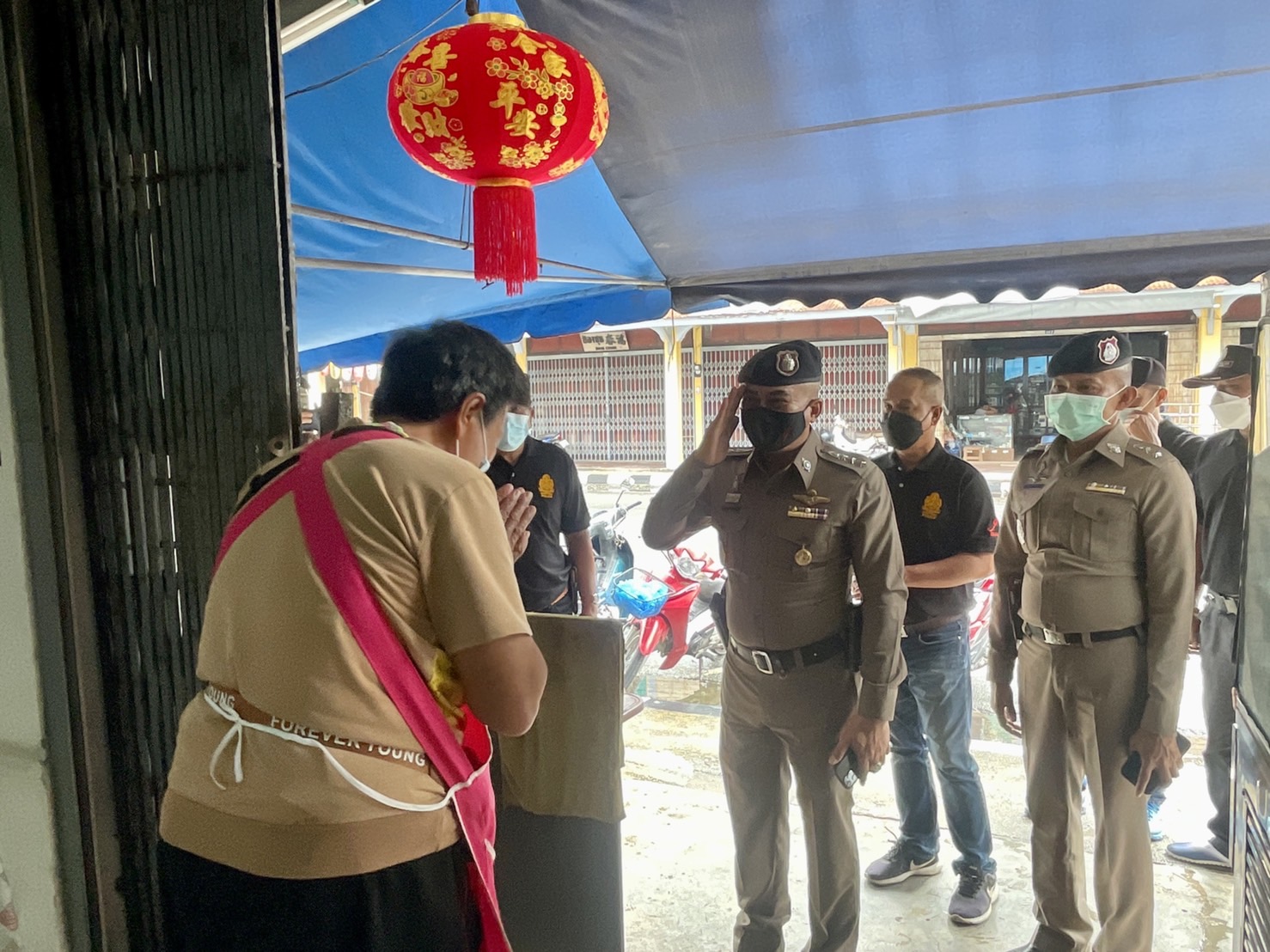 ตำรวจ สภ.เมืองนราธิวาสเยี่ยมผู้ประกอบการในพื้นทีเซฟตี้โซน  ตามโครงการ Smart safety 4.0