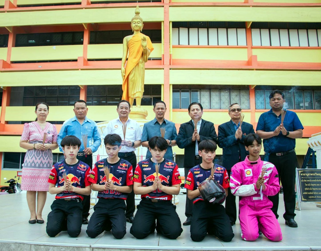นศ.เทคนิคสกลนคร เข้ากราบสิ่งศักดิ์สิทธิ์ก่อนบินแข่งรถประหยัดพลังงานที่อินโดนีเซีย
