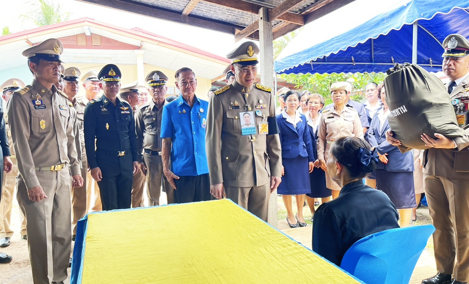 องคมนตรีเชิญสิ่งของพระราชทานช่วยผู้ประสบวาตภัยศรีสะเกษ เร่งบรรเทาความเดือดร้อน
