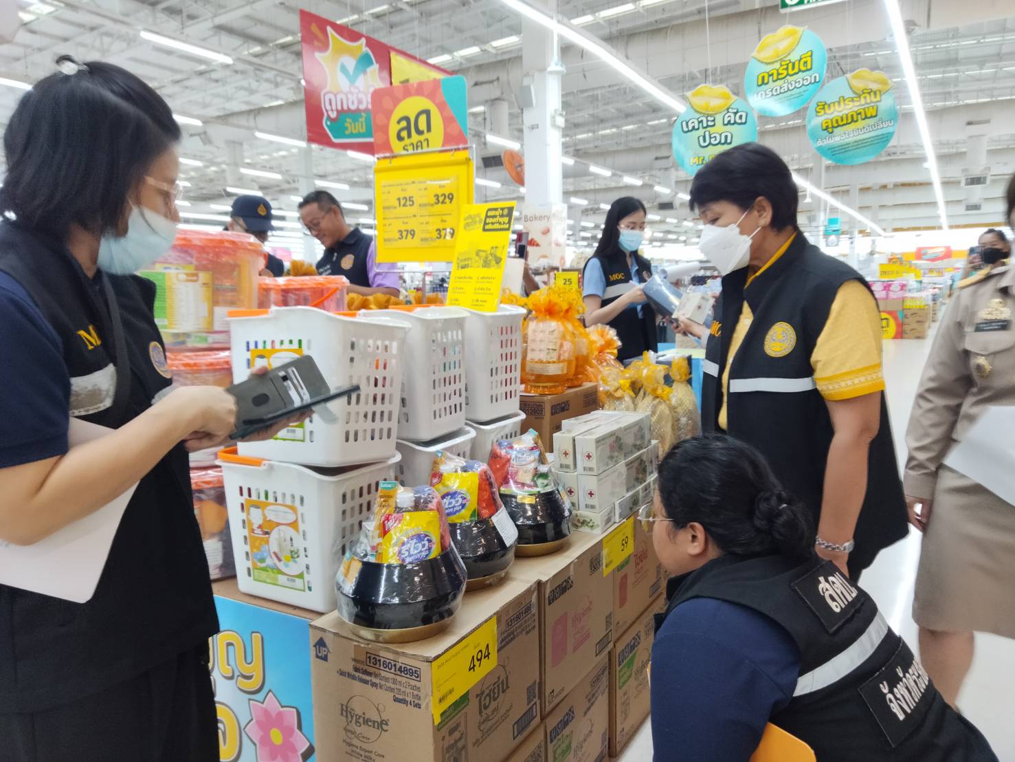 พาณิชย์ระยองนำทีมตรวจชุดสังฆทานวันวิสาขบูชาป้องปรามเอาเปรียบปชช. 