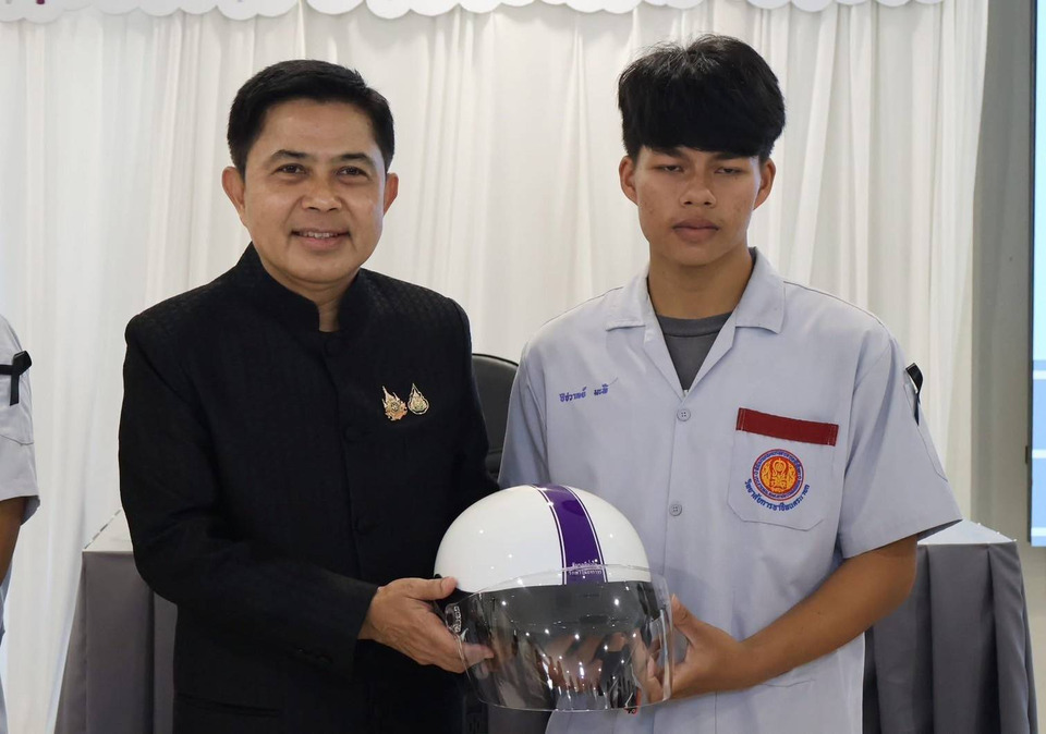 ผู้ว่าฯนครนายกมอบหมวกกันน็อกให้แก่นักเรียนและนักศึกษาอาชีวะ ภายใต้โครงการ “นักเรียนรุ่นใหม่ ใส่หมวกกันน็อก” 