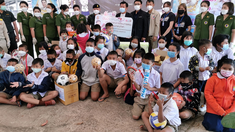 กกล.สุรสักดิ์มนตรี มอบจักรยานสานฝันปันสุขและถุงยังชีพเพื่อการศึกษา รร.ตชด.