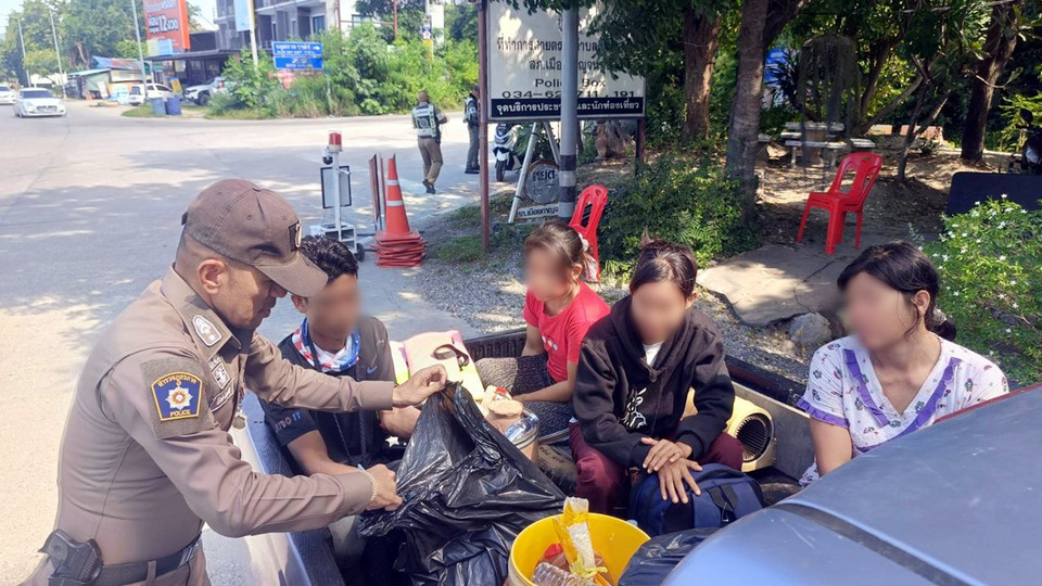 รวบกระบะขนแรงงานต่างด้าวกลางด่านแม่กลอง คนขับอ้างไม่รู้ไม่มีเอกสาร