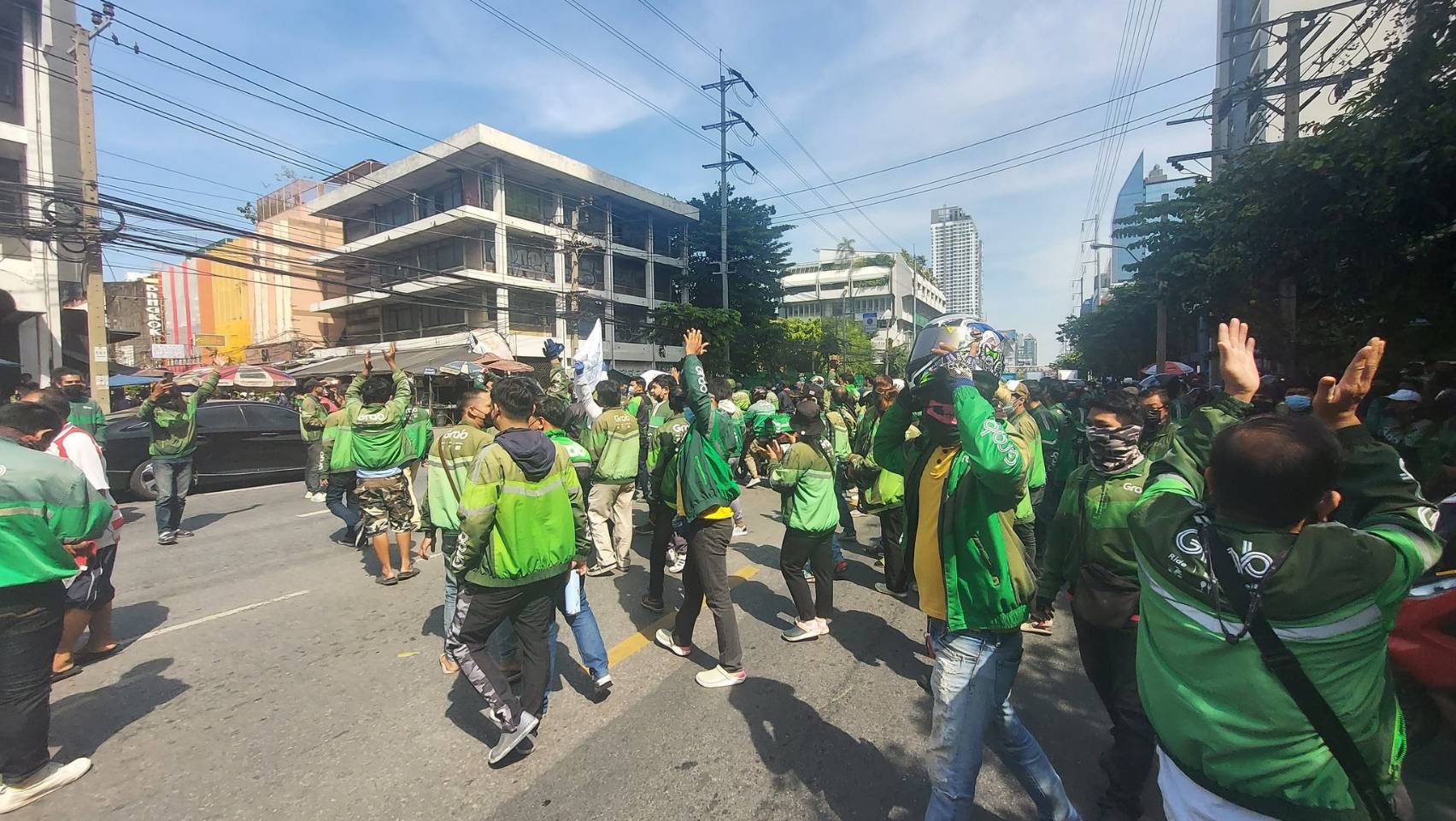 ไรเดอร์ ประท้วงแกร็บ ปิดถนนเพชรบุรี