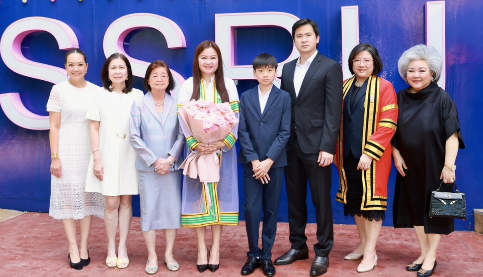 รางวัลแห่งความภาคภูมิใจ  “ศิลปศาสตรดุษฎีบัณฑิตกิตติมศักดิ์ สาขาวิชาภาษาอังกฤษธุรกิจ” 