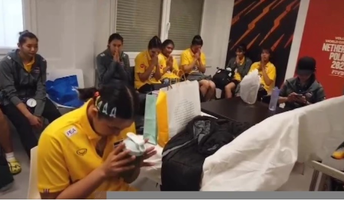 'ในหลวง-พระราชินี'โปรดเกล้าฯ ราชเลขานุการโทรทางไกลชื่นชมทีมวอลเลย์บอลหญิงไทย