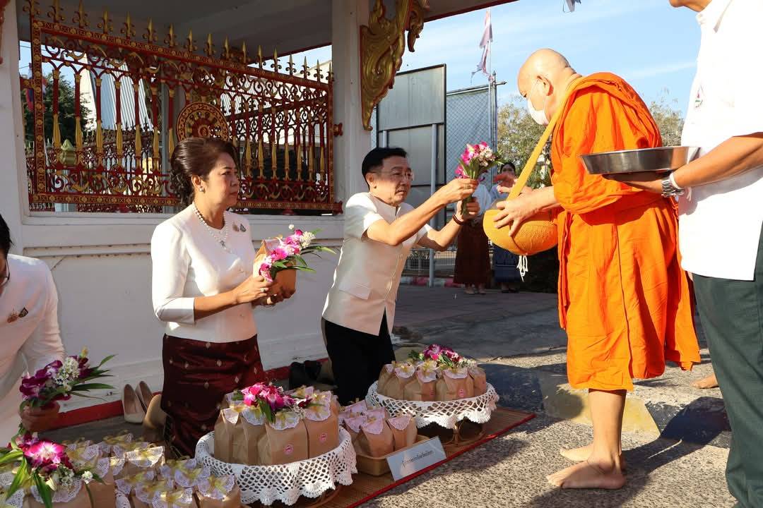 พ่อเมืองบั้งไฟ นำพุทธศาสนิกชนทำบุญตักบาตร เนื่องในวันมาฆบูชา