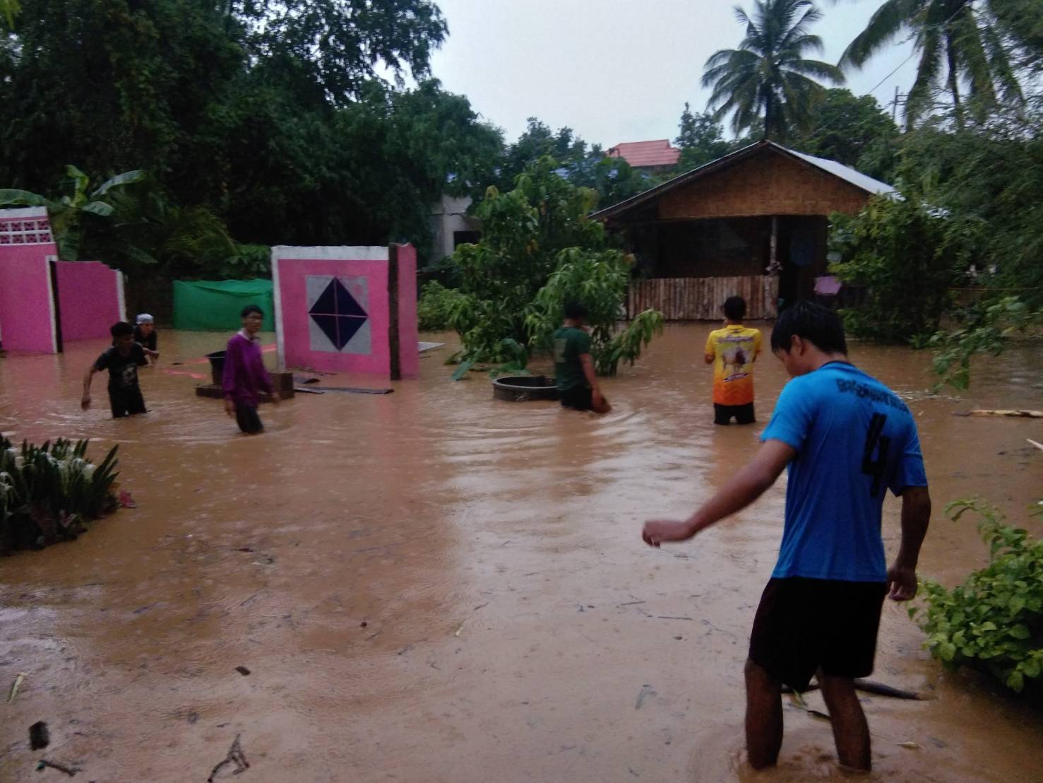 ฝนตกหนัก! น้ำลำห้วยท่วมเทศบาลตำบลแม่จะเรา อ.แม่ระมาด
