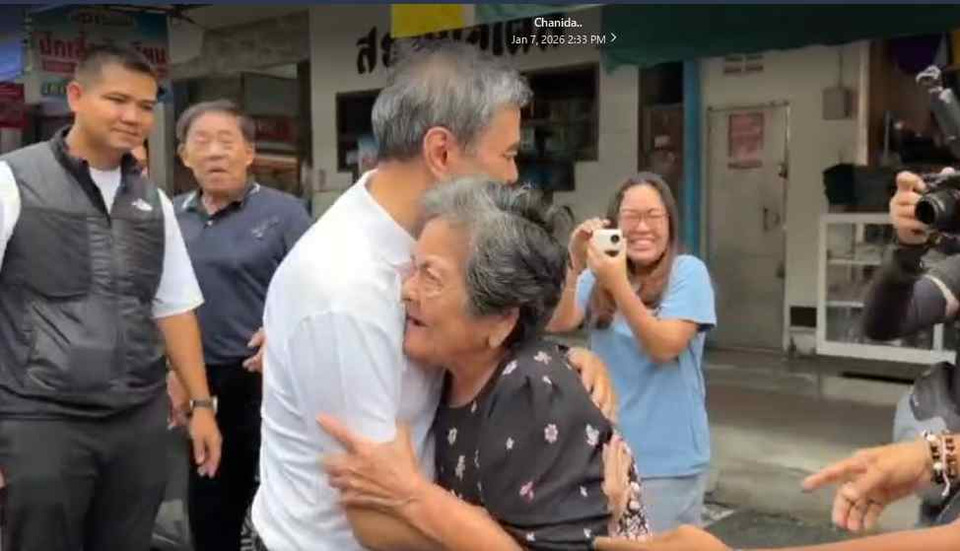 "อภิสิทธิ์" ลงพื้นที่ท่าวัง เมืองคอน ยายโผ่กอดร่ำไห้ อวยพรขอให้ได้เป็นนายกฯอีกครั้ง