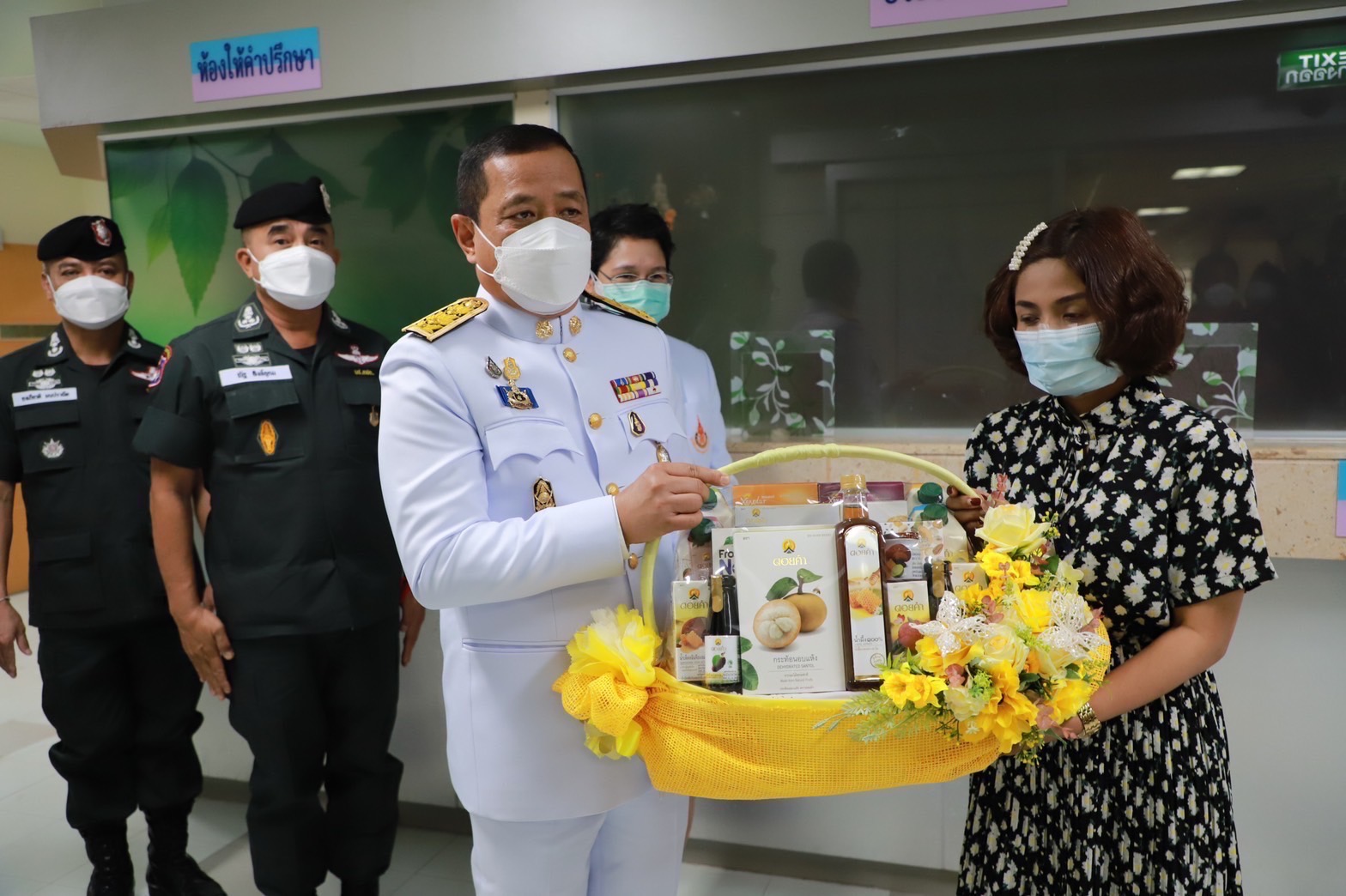ในหลวงพระราชทานดอกไม้และตะกร้าสิ่งของ ตำรวจตชด.ชุด EOD บาดเจ็บเหตุระเบิดขณะปฏิบัติหน้าที่ อ.จะนะ