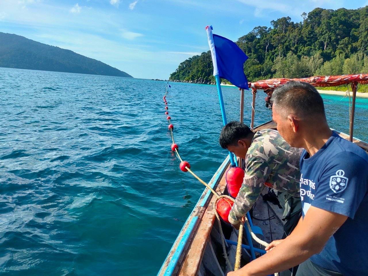 อุทยานแห่งชาติตะรุเตา ร่วม REEF GUARDIAN THAILAND ติดตั้งทุ่นจอดเรือ ทุ่นแสดงธงสัญลักษณ์จุดดำน้ำ เตรียมพร้อมเปิดฤดูกาลท่องเที่ยว  