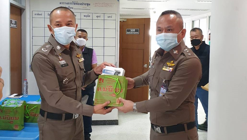 ผบก.น.3 มอบข้าวสารและปัตตาเลี่ยน ช่วยโครงการอาหารกลางวันและตัดผมฟรีให้ ตร.สน.ลำผักชี