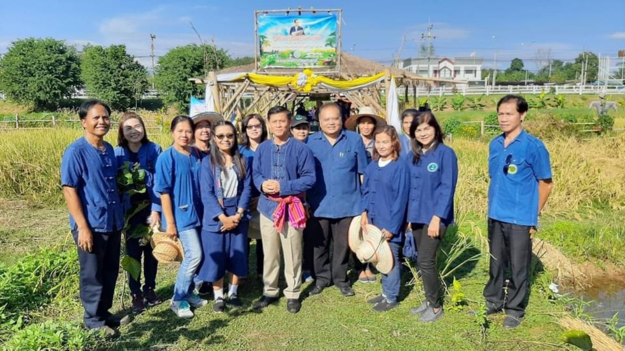  รอง ผวจ.เพชรบูรณ์ ร่วมเกี่ยวข้าวแปลงเรียนรู้ ศูนย์เรียนรู้เศรษฐกิจพอเพียง กลุ่มวิสาหกิจชุมชนตลาดเกษตรกรมีสุขปากปู่