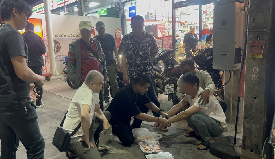 ตร.ภาค 2 บุกพัทยา รวบหนุ่มจีนขาย “พอตซอมบี้” ของกลางอื้อ       