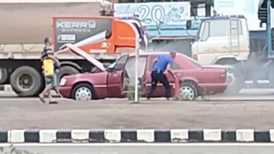 ระทึกกลางสี่แยกไฟแดงกบินทร์บุรี เบนซ์จอดรอสัญญาณไฟ เกิดเสียงระเบิดควันท่วม