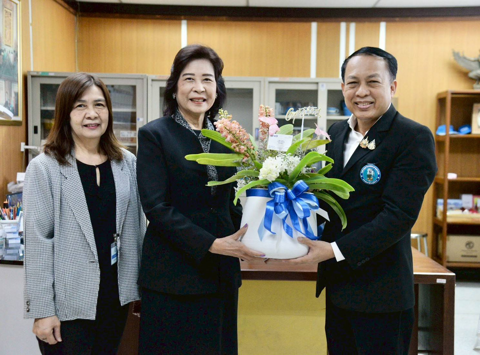 ตัวแทนสยามรัฐ มอบแจกันดอกไม้แสดงความยินดี “ธงชัย ระยะกุญชร” รับตำแหน่งใหม่ กปภ.