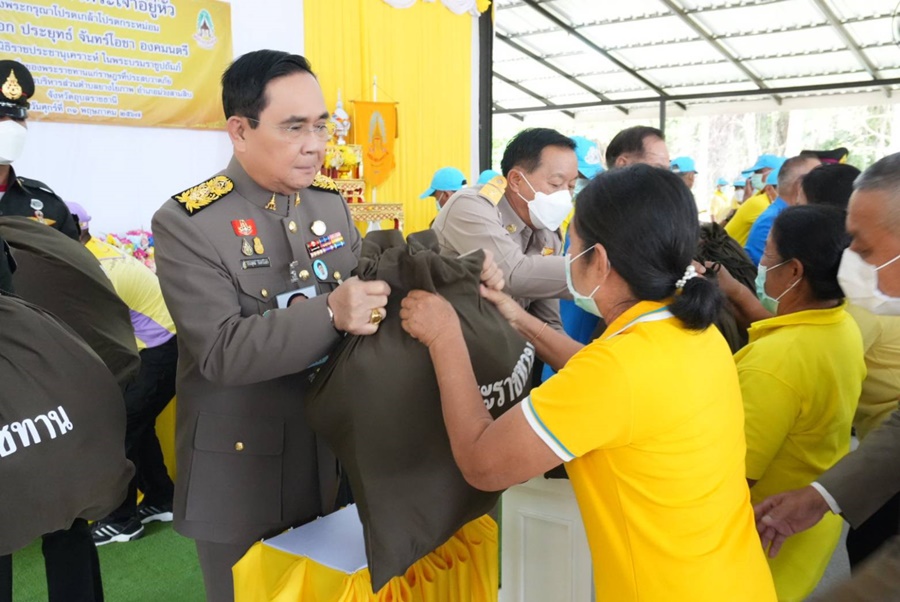พลเอก ประยุทธ์ จันทร์โอชา องคมนตรี เชิญถุงพระราชทานไปมอบแก่ราษฎรที่ประสบวาตภัยในพื้นที่จ.อุบลราชธานี