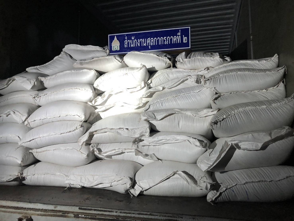 ศุลกากรภาค 2 บุกจับข้าวเหนียวดำลอบนำเข้า 15 ตัน มูลค่ากว่า 1.1 ล้าน ยึดรถบรรทุก ดำเนินคดีทันที