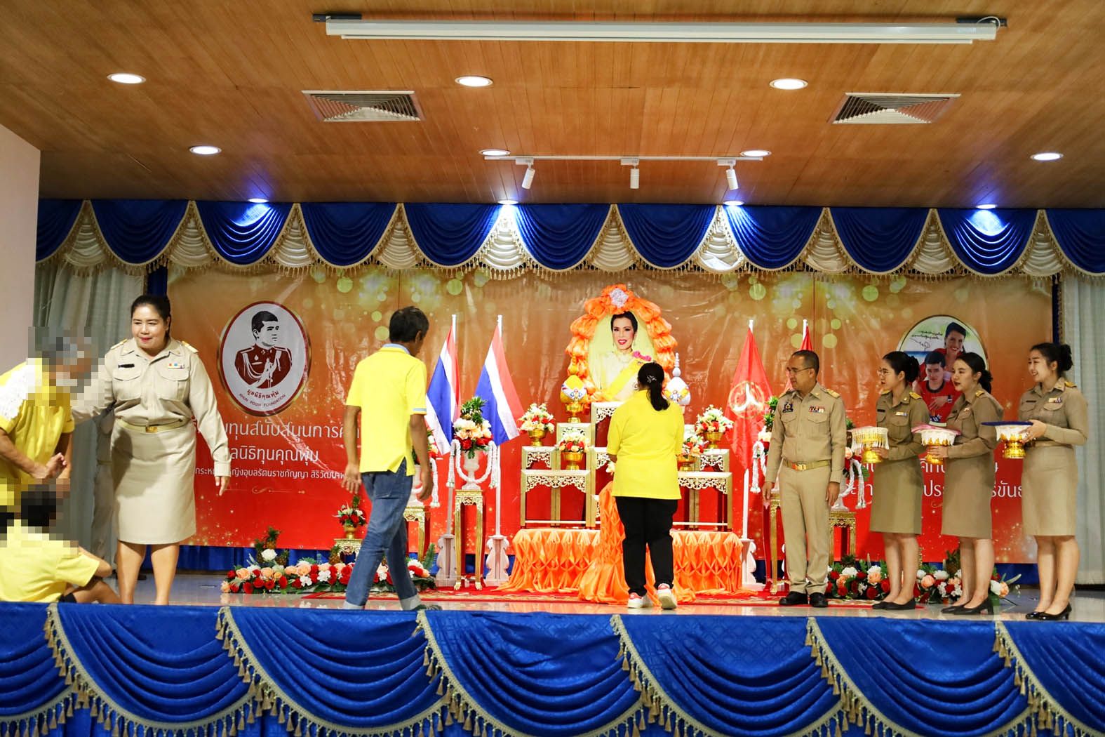 มูลนิธิคุณพุ่ม มอบทุนการศึกษาแก่เด็กออทิสติกและเด็กพิการในพื้นที่ประจวบฯ