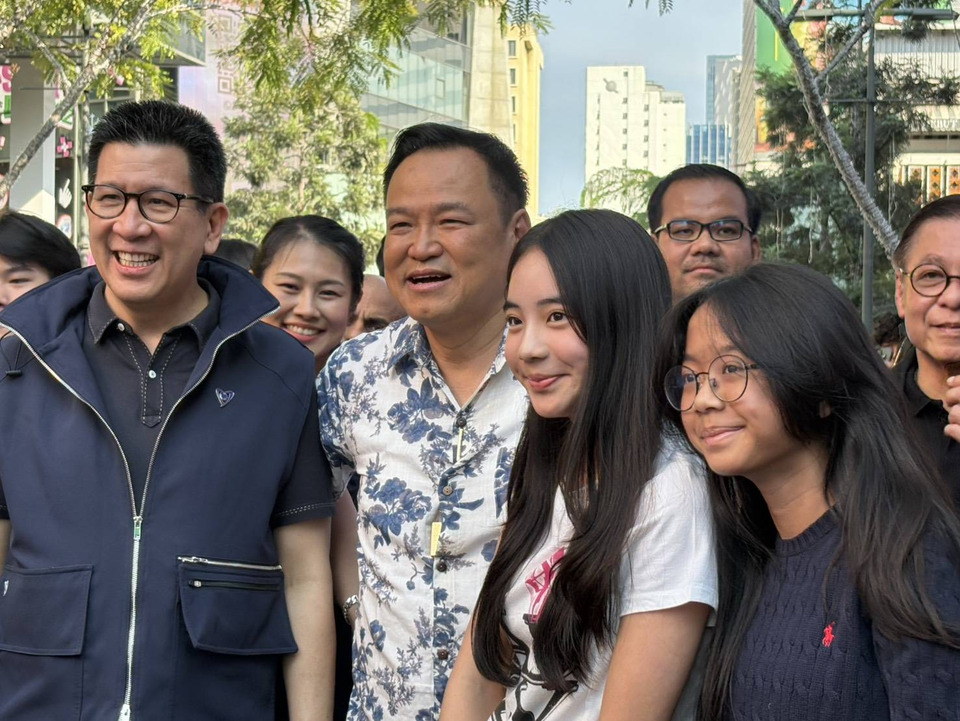 กระหึ่มสยามสแควร์! ‘อนุทิน–ดรีมทีม-แกนนำภูมิใจไทย’ บุกหาเสียงย่านวัยรุ่น  ‘เป๊ก’ ลูกชายโผล่เซอร์ไพร์สพ่อ