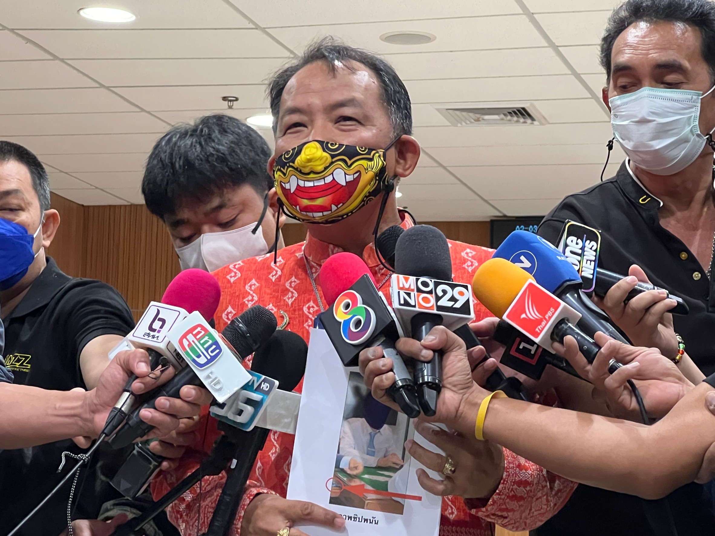 "ศรีสุวรรณ" จ่อร้องกกต.สอบ "ก.ก." ตั้ง "ธนาธร-ปิยบุตร-พรรณิการ์" ช่วยหาเสียง สุ่มเสียงเข้าข่ายผิดกม.อาจถูกยุบพรรค
