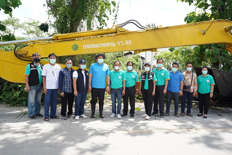 เสธ.แก้ว ลงพื้นที่ประสานงานร่วมมือ อปท. และกรมชลฯ เปิดทางน้ำคลองเจดีย์เร่งน้ำท่วงขัง ต.นครปฐม  