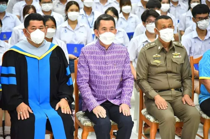 ผู้ว่าฯฉะเชิงเทรา ร่วมพิธีมอบประกาศนียบัตรนักเรียนชั้นมัธยมศึกษาปีที่ 6 ปีการศึกษา 2564      