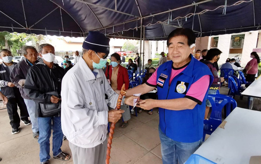 รองนายกฯ ทม.บุรีรัมย์ มอบเบี้ยยังชีพ “ผู้สูงอายุ-ผู้พิการ” เขตเทศบาล มีคุณภาพชีวิตดีขึ้น