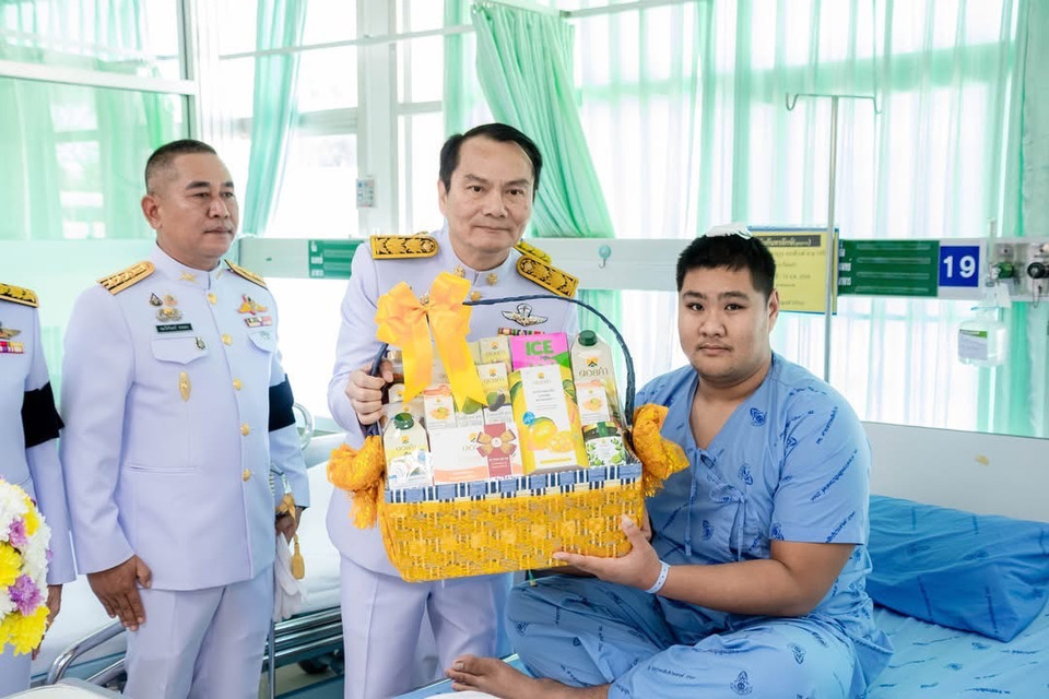 "ในหลวง" โปรดเกล้าฯผวจ.อุบลฯ เชิญดอกไม้ ตะกร้าสิ่งของพระราชทาน แก่ผู้บาดเจ็บจากเหตุชายแดนไทยกัมพูชา ทรงรับเป็นคนไข้ในพระบรมราชานุเคราะห์