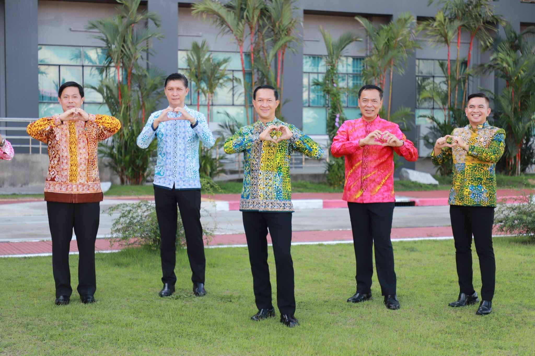 ผู้ว่าฯนราธิวาส นำส่วนราชการสวมใส่ผ้าไทย ผ้าทอ ผ้าพื้นถิ่นของจังหวัด
