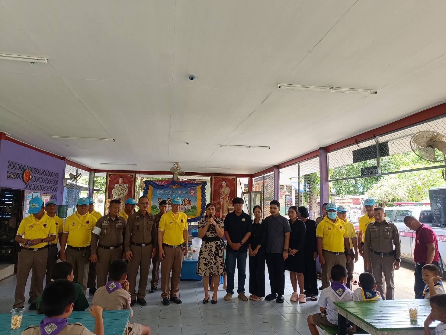 สภ.บางระกำ จัดกิจกรรมจิตอาสาเลี้ยงอาหารกลางวันแก่เด็กนักเรียนโรงเรียนวัดกลางสุริยวงศ์ เนื่องในวันนวมินทรมหาราช