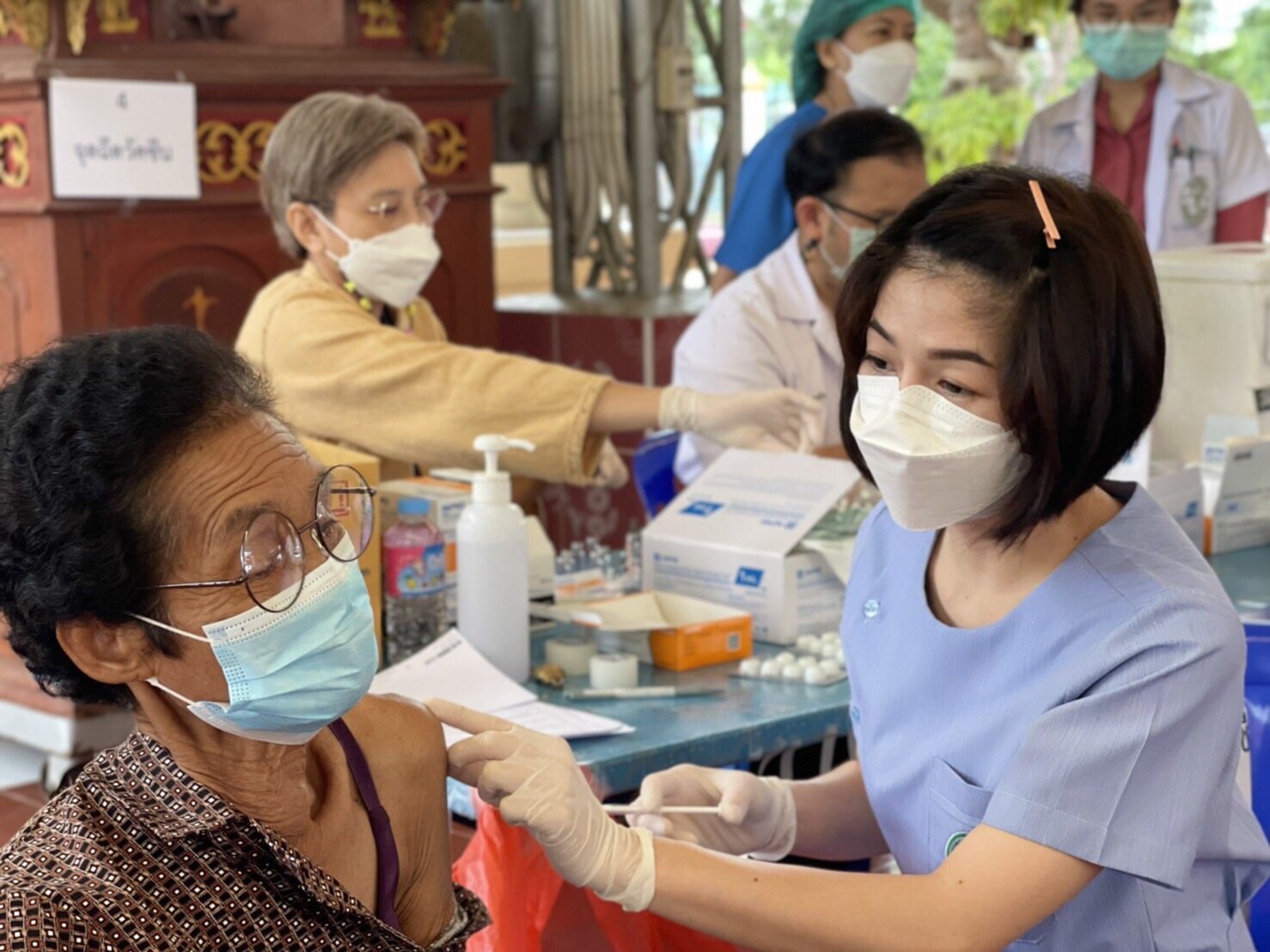 โรงพยาบาลอ่างทองจัดทีมแพทย์เชิงรุกเข้าถึงวัคซีนให้ประชาชนในพื้นที่ 