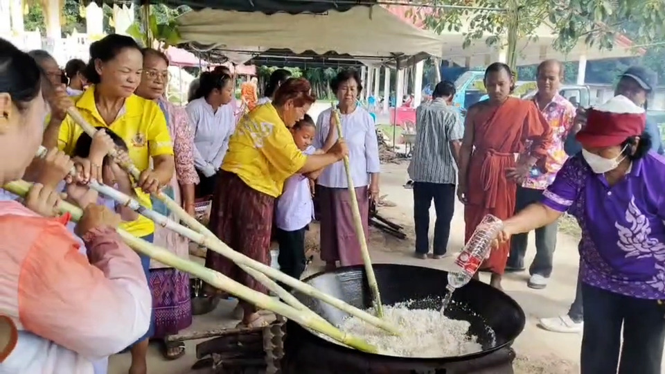 อบอวลบุญ! สุรินทร์จัดกวนข้าวทิพย์ชุมชนร่วมใจ ทำบุญใหญ่ก่อนวันออกพรรษา