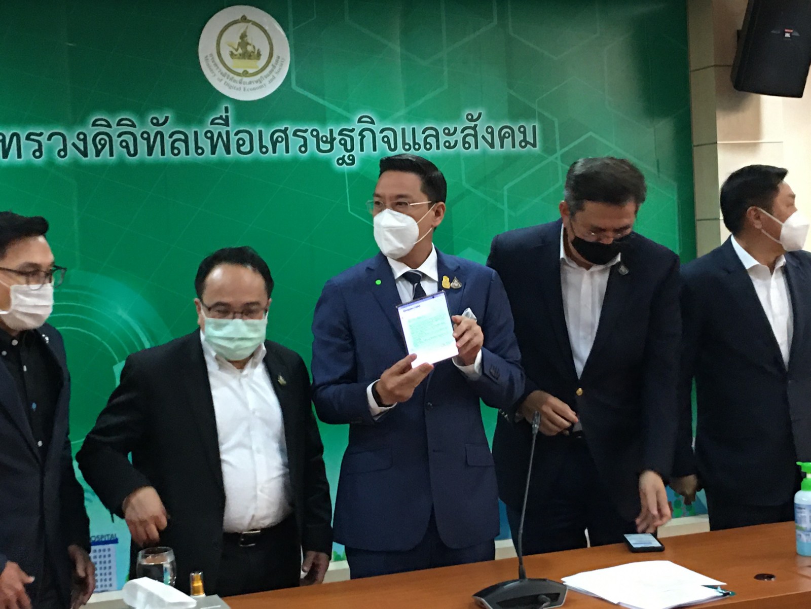 ดีอีเอส จับมือ กสทช.-5 ค่ายมือถือส่ง SMS อัพเดทข่าวสารโควิดให้ต่างชาติในไทย
