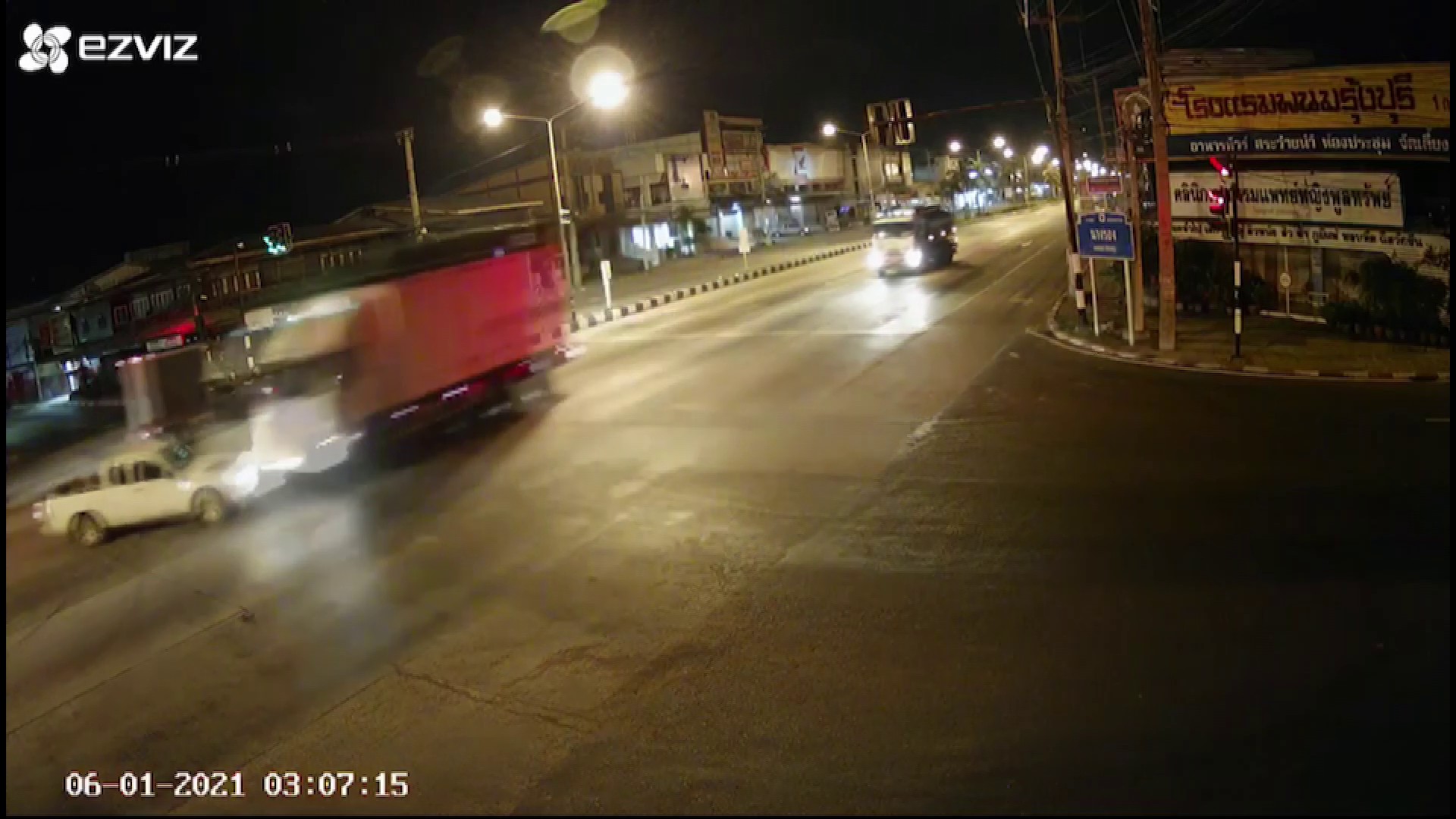 นาทีชีวิต!​ รถรับส่งพัสดุฝ่าไฟแดงชนกระบะกลางสี่แยกสาหัส 2 - ร้านค้าพังยับ