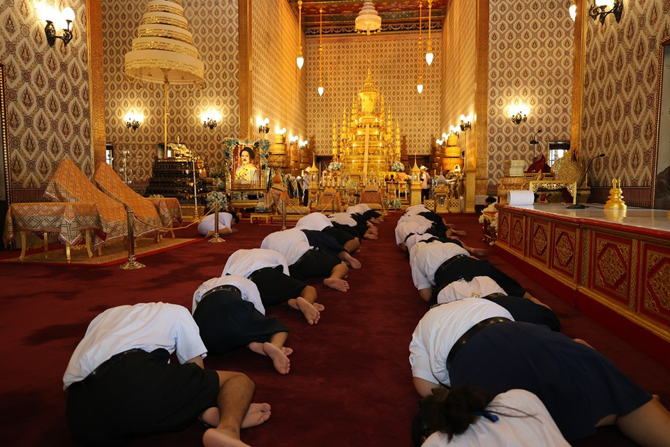 “ปวงชนชาวไทย” หลั่งไหลเข้ากราบถวายบังคมพระบรมศพ “สมเด็จพระพันปีหลวง” ด้วยความอาลัยและสำนึกในพระมหากรุณาธิคุณอันหาที่สุดมิได้ 