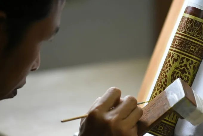 ประณีตศิลป์ในลายรดน้ำท่อนฟืนไม้จันทน์