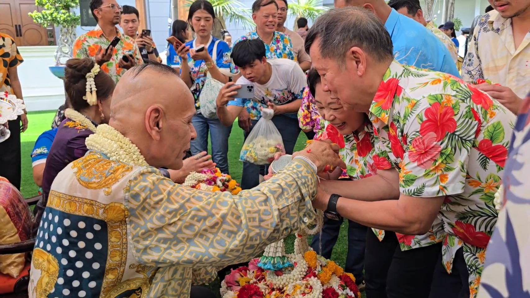 คึกคัก! “ชาดา ไทยเศรษฐ์” เปิดบ้านใหญ่จัดงานรดน้ำดำหัวส่งท้ายสงกรานต์ ข้าราชการ-นักการเมืองร่วมอวยพรแน่น