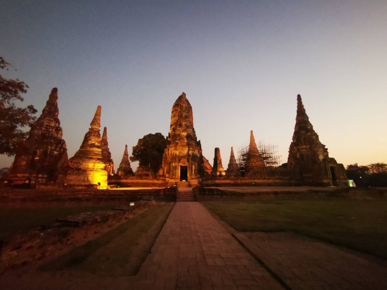 จังหวัดพระนครศรีอยุธยา เชิญชวนนักท่องเที่ยวชมไฟส่องสว่างโบราณสถานเมืองมรดกโลก 