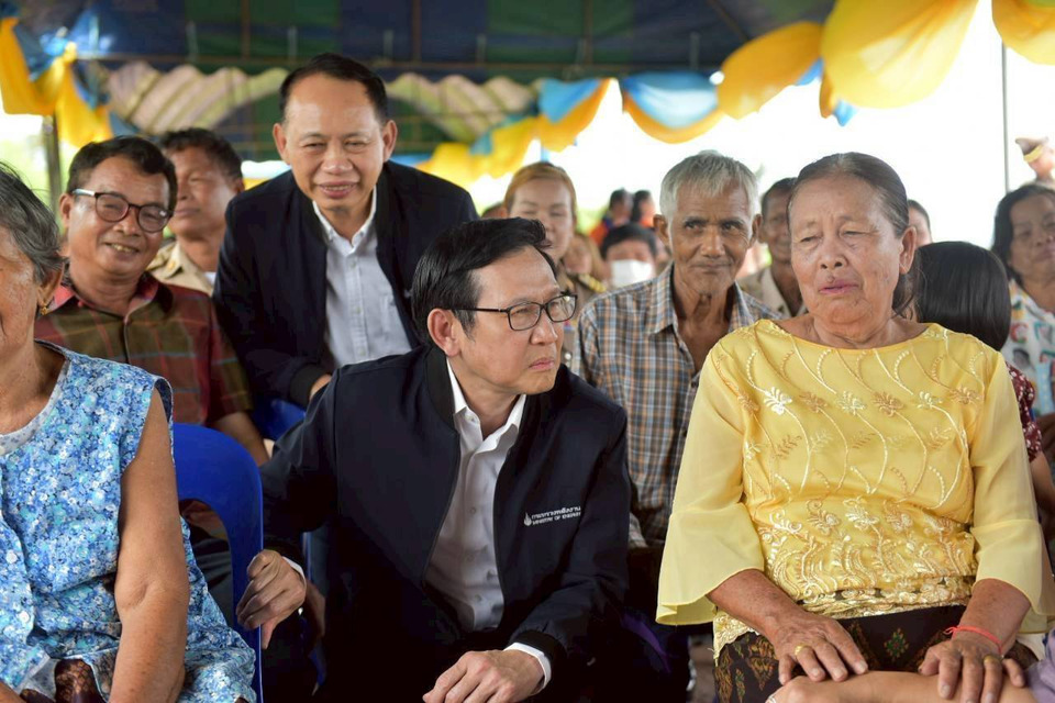 “รมว.พลังงาน” บุกแนวชายแดนศรีสะเกษ หลังเหตุระเบิดข้ามแดน สั่ง กฟผ.ติดโซลาร์ช่วยทหาร เร่งเยียวยาปั๊มน้ำมันถูกลูกหลงเสียหาย 10 ล้าน