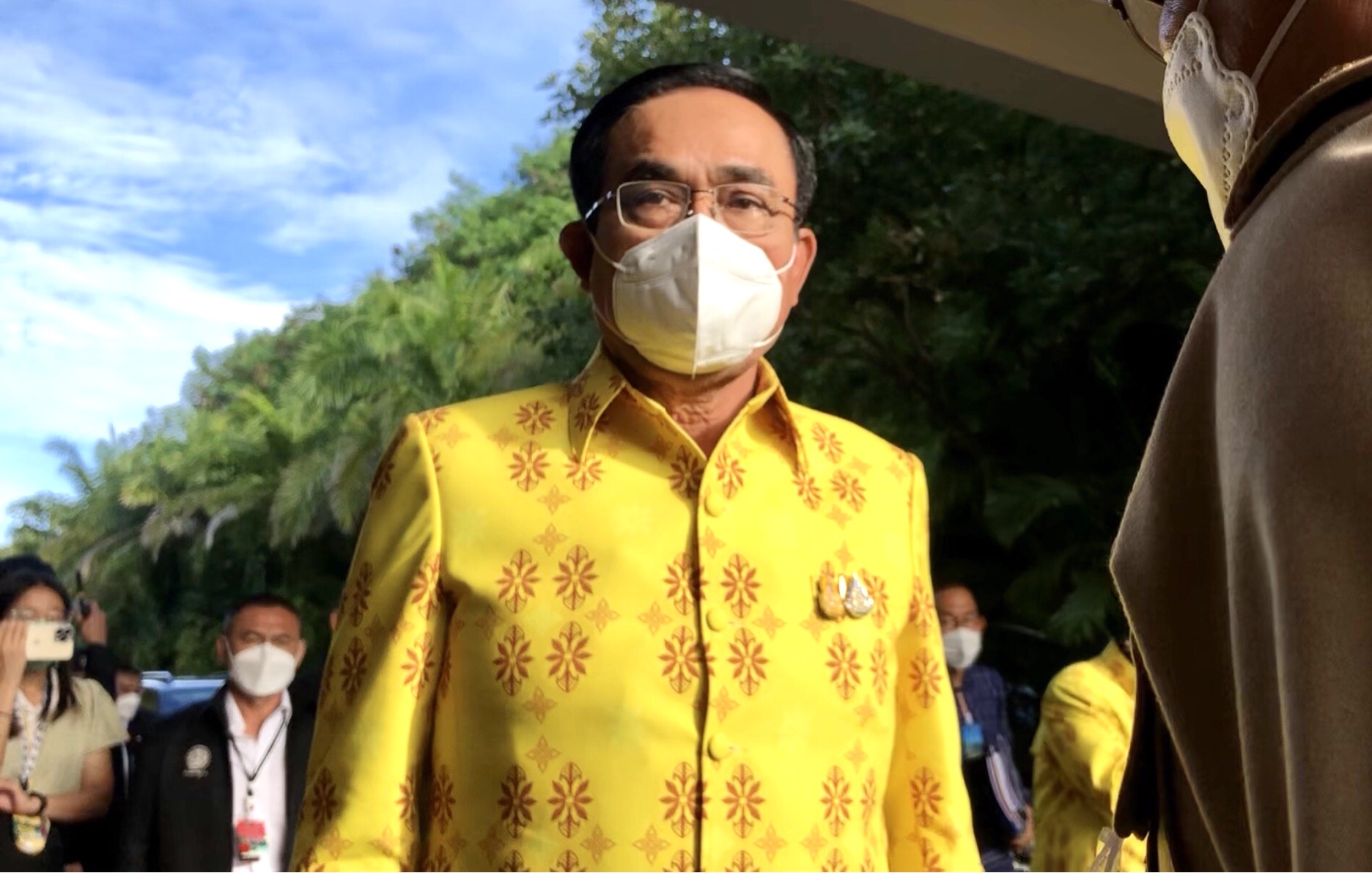 “บิ๊กตู่-ครม.” ใส่เสื้อบาติก “ลมหายใจกระบี่” นำถกครม.สัญจร พิจารณามาตรการกระตุ้นท่องเที่ยว 6 จังหวัดอันดามัน รปภ.เข้มหวั่นกลุ่มต้านบุกป่วน