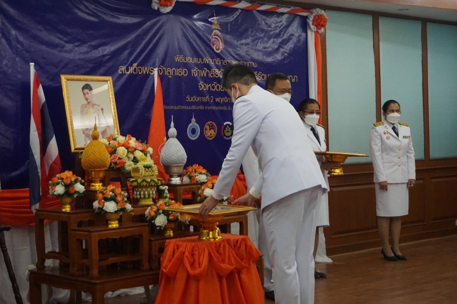 ยโสธร จัดพิธีมอบแบบผ้าบาติกลายพระราชทานเพื่อพัฒนาผ้าถิ่นไทย