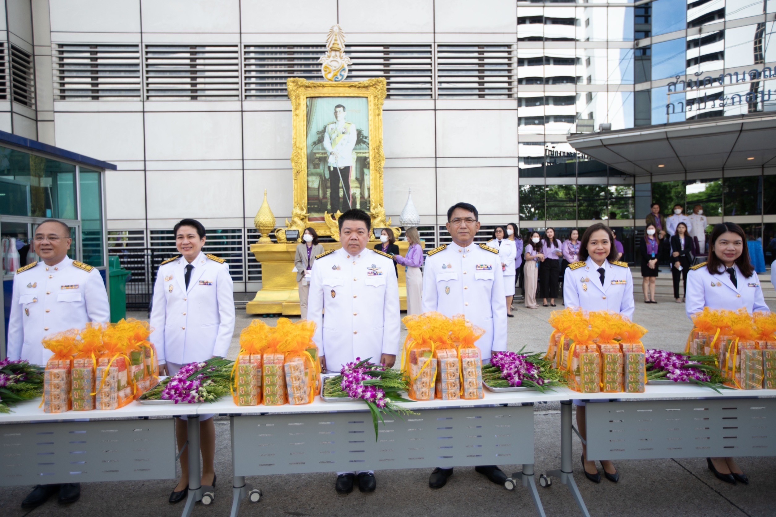 เลขาธิการคปภ.พร้อมคณะผู้บริหาร พนักงาน และลูกจ้างร่วมทำบุญตักบาตรพระสงฆ์ พร้อมลงนามถวายพระพรชัยมงคล    