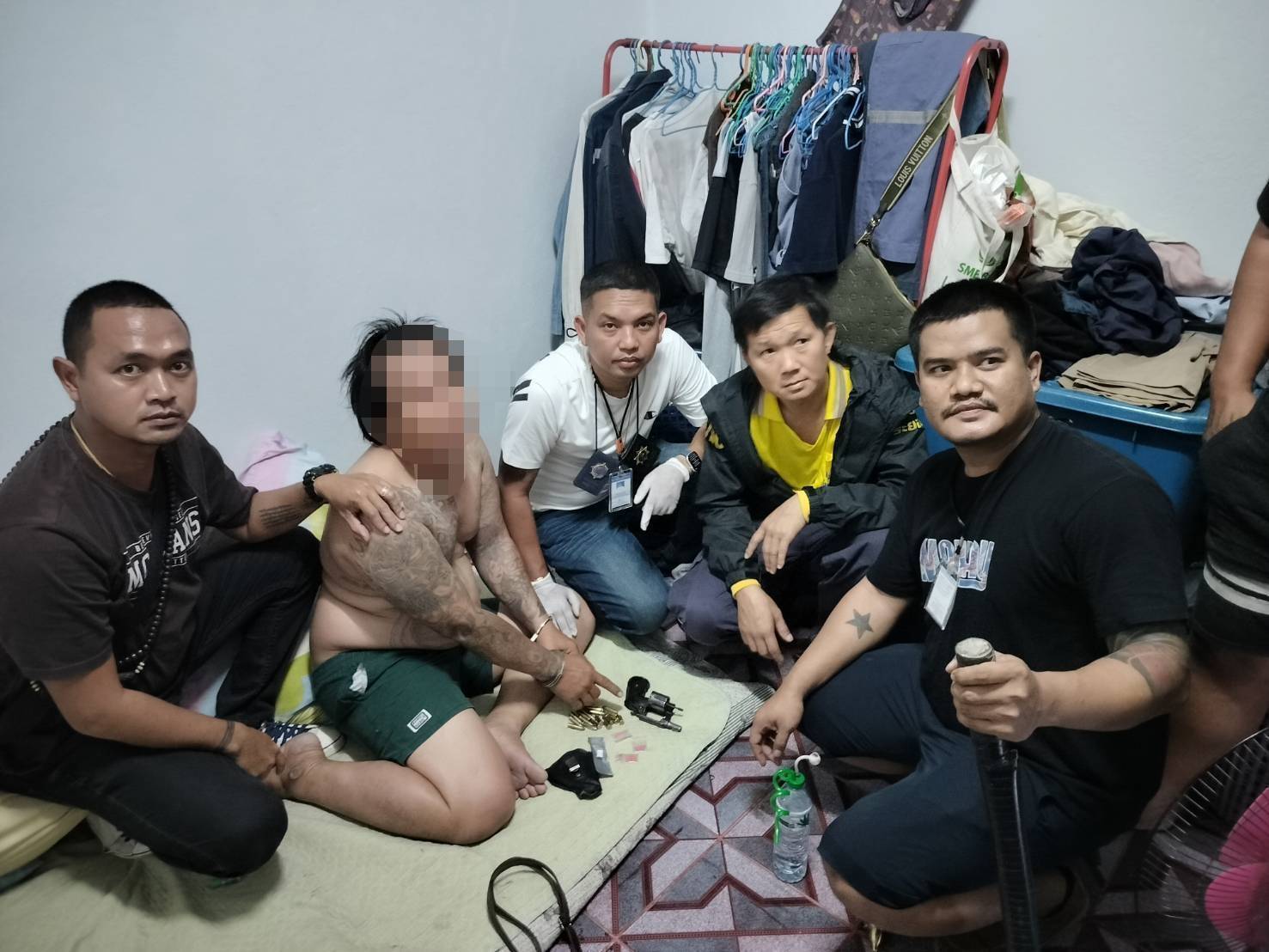 รวบผู้ต้องหา 2 รายพร้อมของกลางยาบ้า-อาวุธปืนเถื่อนในพื้นที่ระยองพร้อมนำตัวส่งดำเนินคดี