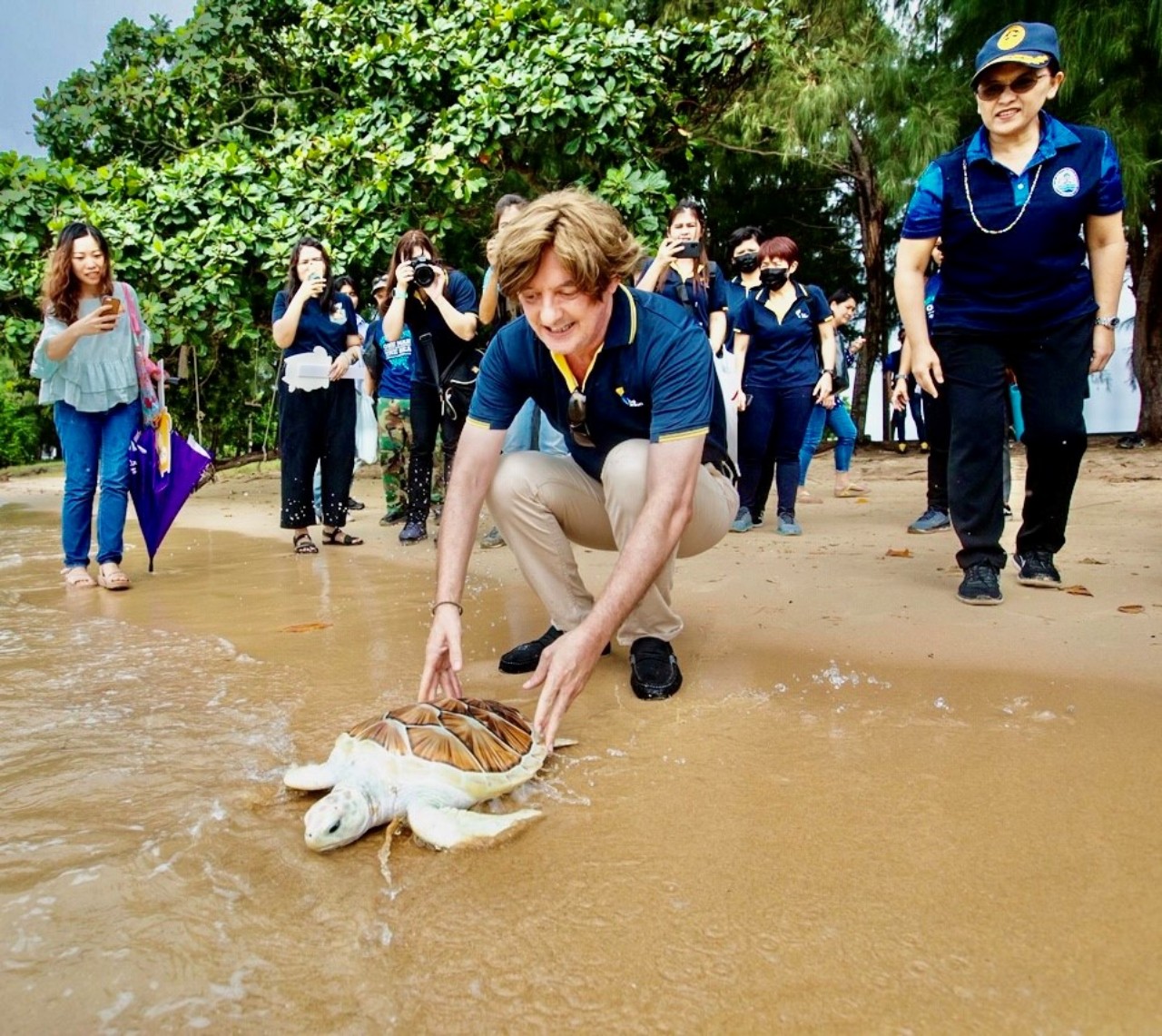 ไทยยูเนี่ยนร่วมส่งมอบอุปกรณ์และเครื่องมือแพทย์ให้รพ. และหน่วยงานช่วยชีวิตสัตว์ทะเล โครงการ “One Man And The Sea หนึ่งคนว่ายหลายคนช่วย”