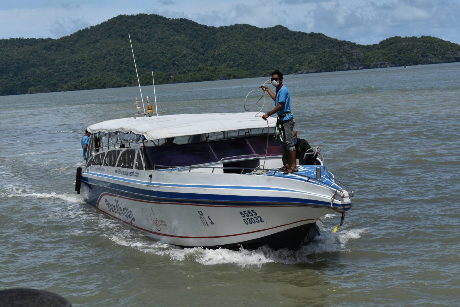 เรือเที่ยวสุดท้ายเร่งขนนักท่องเที่ยวขึ้นฝั่ง หลัง ประกาศปิดเกาะ “หลีเป๊ะ” เริ่มพรุ่งนี้เป็นเวลา 28 วัน