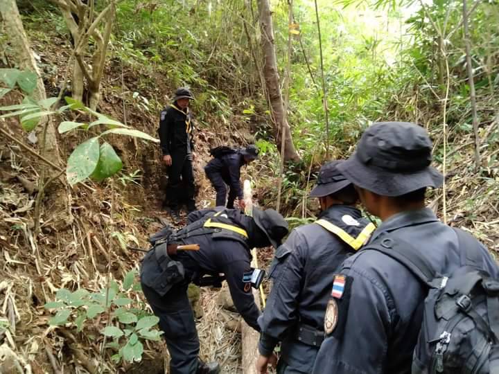 ทหารพราน 35 สนธิกำลังป่าไม้ตรวจยึดไม้สักท่อนพื้นที่อ.ท่าสองยางเตรียมขยายผลหาผู้กระทำผิด