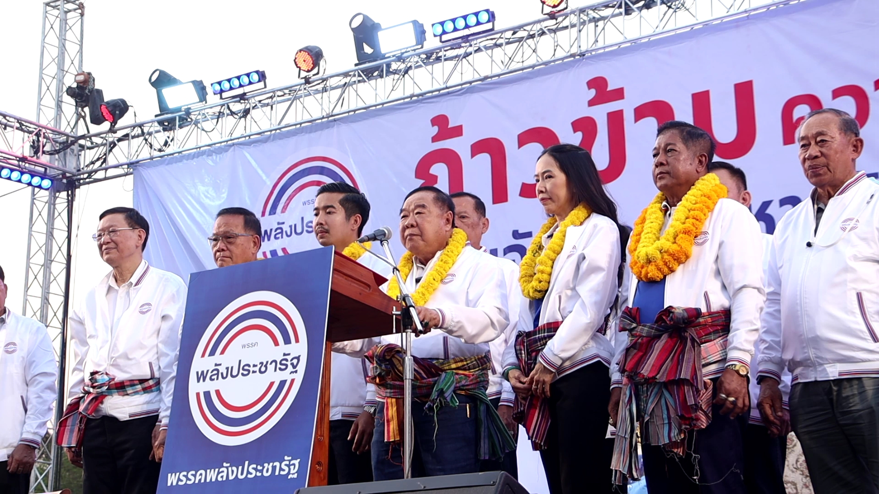 บิ๊กป้อมบุกเมืองชาละวันนำทีมพลังประชารัฐจัดเวทีปราศรัยเปิดตัวผู้สมัคร3เขตลงสู้ศึกเลือกตั้ง 