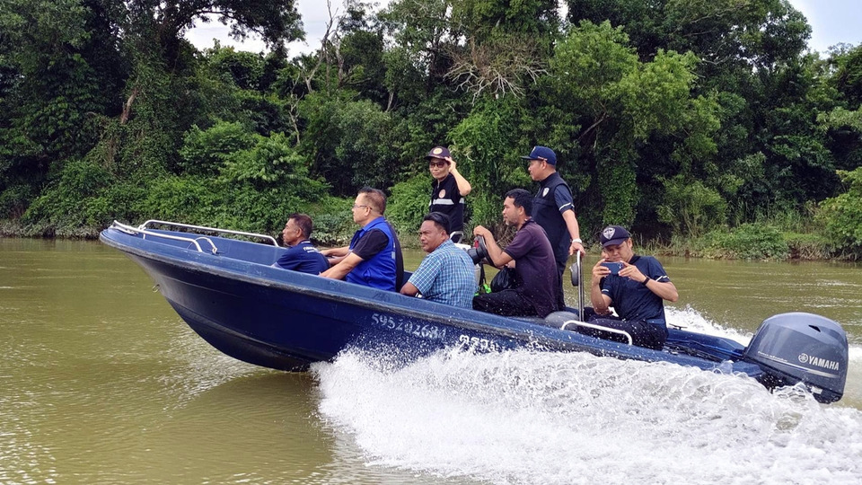 ตะกั่วป่าผวา! พบ “จระเข้ชาละวัน” โผล่คลอง เจ้าหน้าที่ระดมทีมไกรทองล่า ชาวประมงไม่กล้าออกเรือ