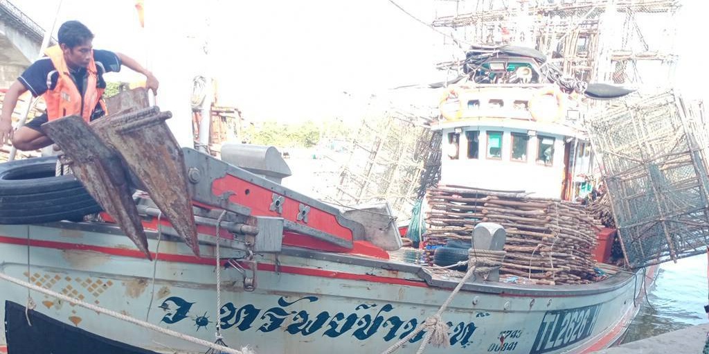 ด่วน! เรือประมงใหญ่ถูกเรือเดินสมุทรชนจมกลางอ่าวไทย โชคดีฐานทัพเรือภาค 2 ช่วยลูกเรือทั้ง 9 ชีวิตกลางทะเลได้แล้ว
